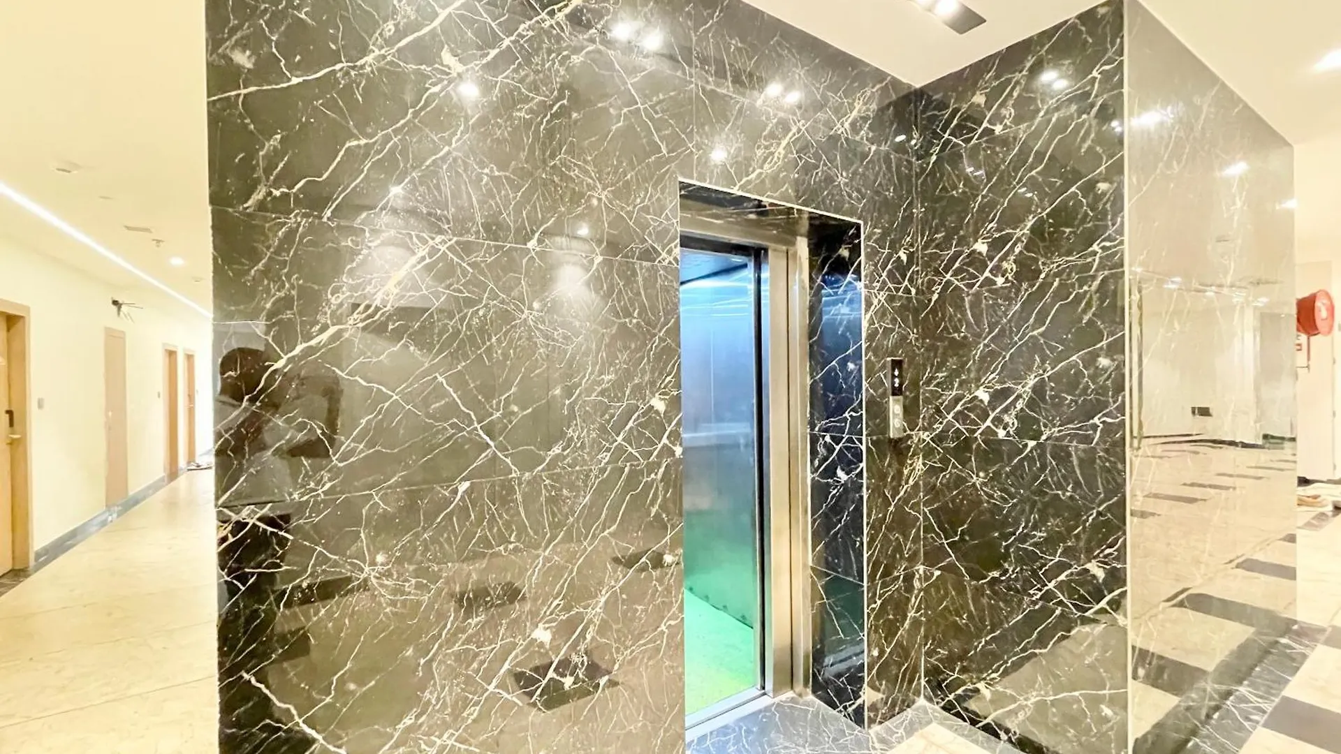 ****  Hotel Well Inn ! Varanasi Fully Air-Conditioned Hotel With Lift-Wifi- Parking Availability, Near Kashi Vishwanath Temple, And Ganga Ghat India